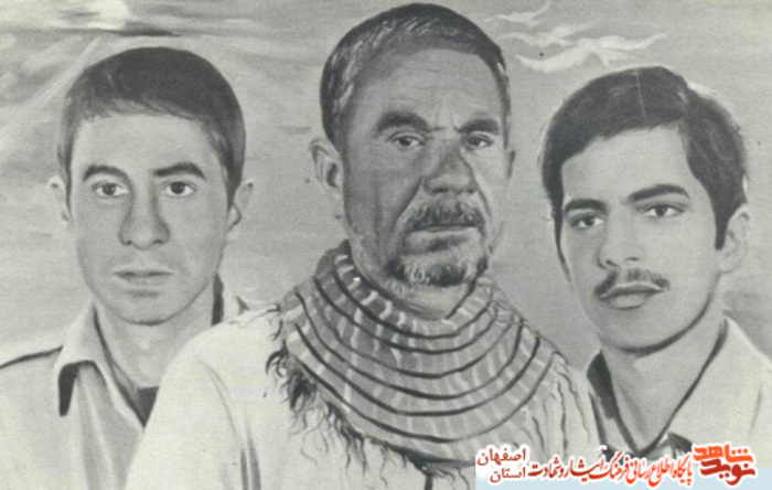 شهید محمد علی خانعلی در کنار دو فرزند شهیدش صالح وکاظم 