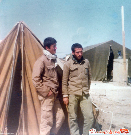 از چپ: غلامرضا آقایی - شهید شریفی