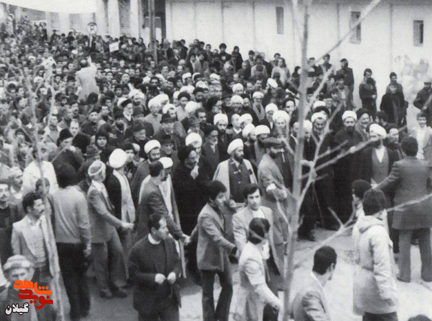 آبان ۱۳۵۷ راهپیمایی مردم رشت از میدان فرهنگ به سوی میدان شهرداری
