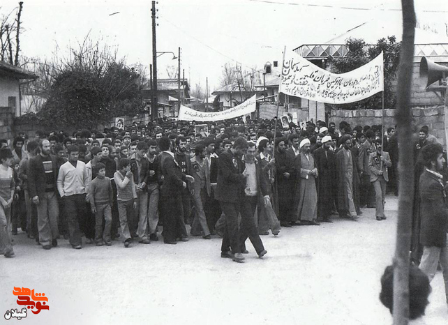 نمایی از راهپیمایی عمومی مردم در صومعه‌سرا سال ۱۳۵۷  