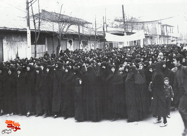 نمایی از راهپیمایی جمعی از بانوان در صومعه‌سرا سال ۱۳۵۷ 
