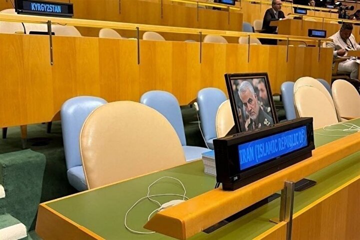 منشور إسماعيل بقائي بشأن صورة الحاج قاسم في قاعة الأمم المتحدة