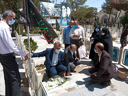 مسئولان بنیاد شهید اصفهان به شهدای کارمند ادای احترام کردند