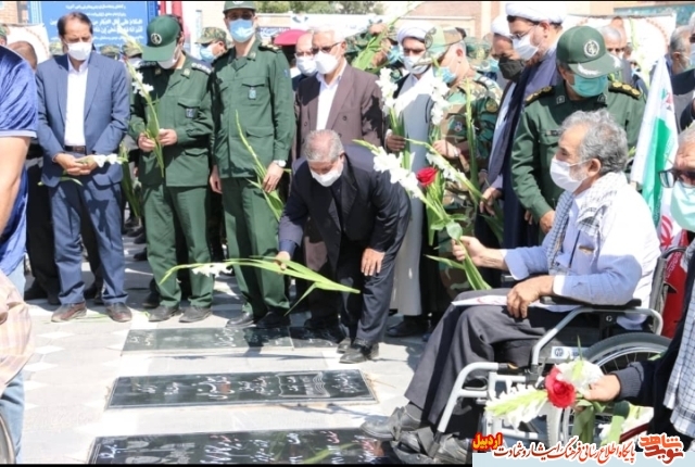 گزارش تصویری |به مناسبت هفته دفاع مقدس غبارروبی و عطر اقشانی مزار مطهر شهدا در استان اردبیل برگزار شد .