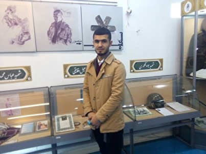 بازدید جوان عراقی از موزه شهدا