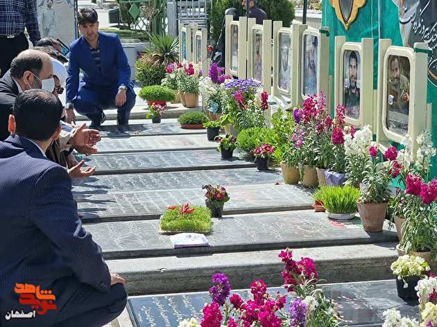 گزارش تصویری/ تجدید میثاق کارکنان بنیاد اصفهان با شهدا در سال جدید