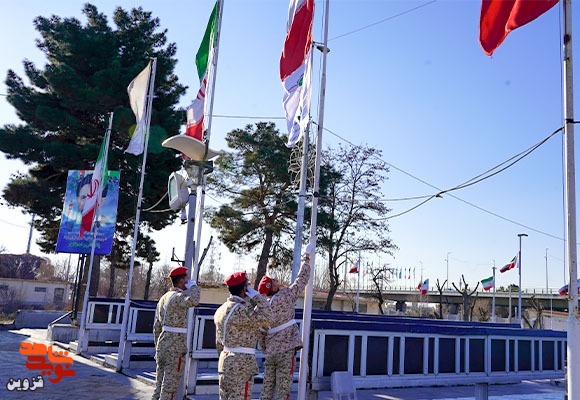 گزارش تصویری برافراشتن پرچم ایران و بنیاد در گلزار شهدای قزوین