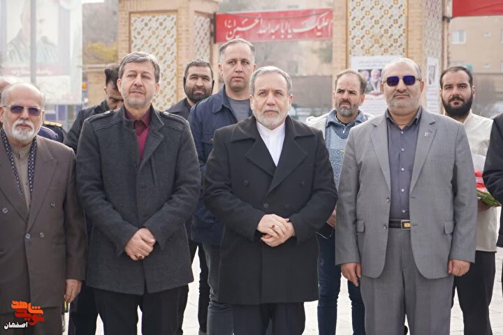 ادای احترام وزیر امور خارجه به شهدای اصفهان