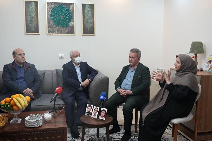 دیدار مهندس سعید اوحدی، معاون رئیس جمهور و رئیس بنیاد شهید و امور ایثارگران با خانواده شهیدان «زینلی»/ تصاویر