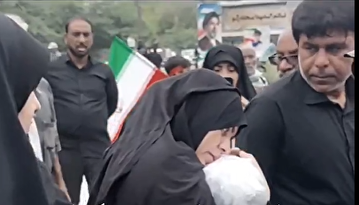 مادر مینابی بعد از ۴ ماه پسرش را بغل کرد
