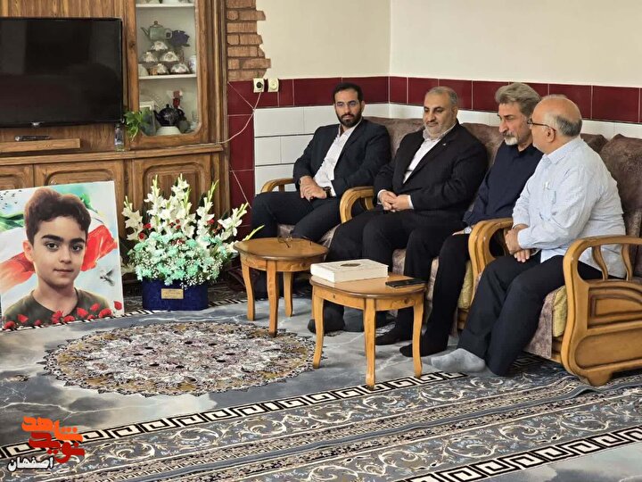 دیدار مدیرکل بنیاد شهید اصفهان با خانواده شهید «ماکان نصیری»