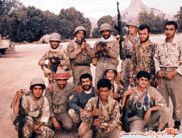  نفر دوم نشسته از چپ شهید علی‌اصغر غریب‌نژاد